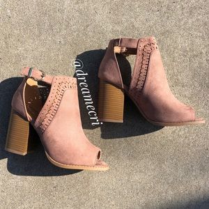 Qupid Vegan Cut-Out Peep-Toe Rose Shoe Boots Size 9